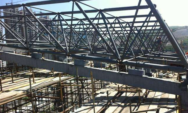 闵行简述网架公司的黑色压型钢板的吊装步履